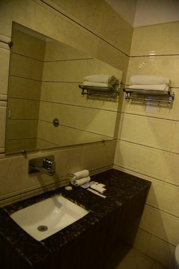 Hotel D S Inn Амритсар Екстериор снимка